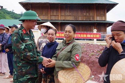 Gallery - 	Người dân vùng lũ Nghệ An xúc động khi chia tay bộ đội